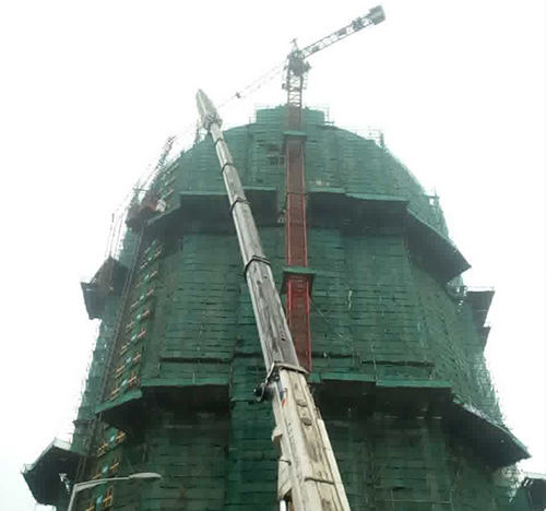寻乌吊车在工地上作业